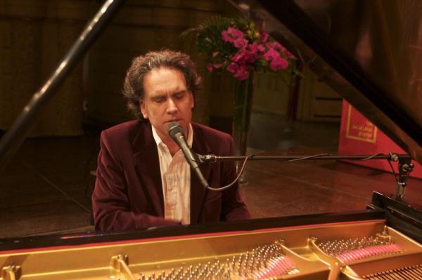 The crowd enjoyed a special performance by Peter Buffett (photo by Carey Linde 2009)
